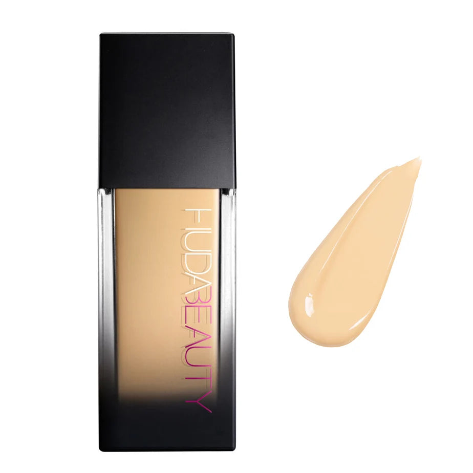 Huda Beauty – Base Líquida Impecable en Polvo de Larga Duración