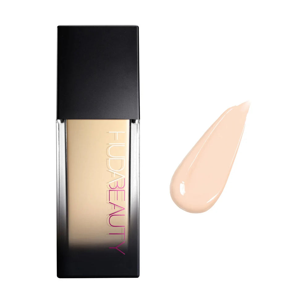 Huda Beauty – Base Líquida Impecable en Polvo de Larga Duración
