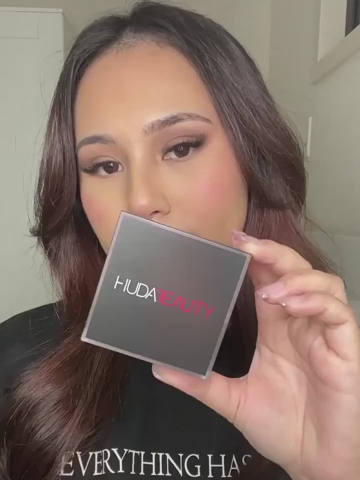 Huda Beauty – Base Líquida Impecable en Polvo de Larga Duración